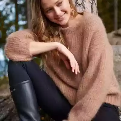 Brązowy sweter damski: moherowy, oversiz Podobne : Sweter moherowy wełniany z dekoltem w serek kremowy - sklep z odzieżą damską More'moi - 2614