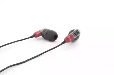 Słuchawki dokanałowe w kolorze szaro-czerwonym o zakresie częstotliwości 20 Hz-20000 Hz,  impedancji 32 Ohm i czułości 95 dB. Produkt posiada kabel o długości 1.2 metra i złącze 3.5 mm. Model wyposażony w mikrofon na przewodzie z przyciskiem odbierania i kończenia rozmów.
