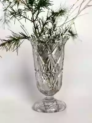 Kryształowy wazon na stopce o bardzo ciekawym wykończeniu w formie nieregularnej falbanki. Ciężkie,  kryształowe szkło o pięknych geometrycznych tłoczonych wzorach. Wysokość: 19cm Średnica: 12cm Stan: bardzo dobry,  bez ukruszeń.  