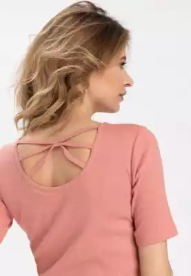 Różowa bluzka z ażurowym wzorem na pleca