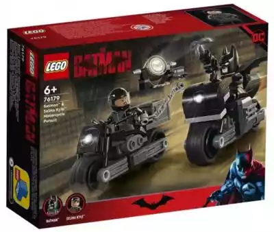 LEGO Motocyklowy pościg Batmana i Seliny Kyle 76179Batman i Selina Kyle pędzą przez miasto GOTHAM CITY na swoich potężnych motocyklach. Batman jest uzbrojony w Batarang i miotacz liny z hakiem. Selina ma w ręce łańcuch,  a w bagażniku motocykla ukryła drogocenny klejnot