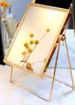 1. Lustro stołowe z różowego złota - dzięki niesamowitemu swobodnemu obrotowi 360,  nasze lustro do makijażu można łatwo ustawić,  aby uzyskać idealnie wygodny widok. Pozwól cieszyć się nieskazitelnym makijażem.
2.High Definition Mirror- polskie chromowane wykończenie,  Wykonane z wysokiej