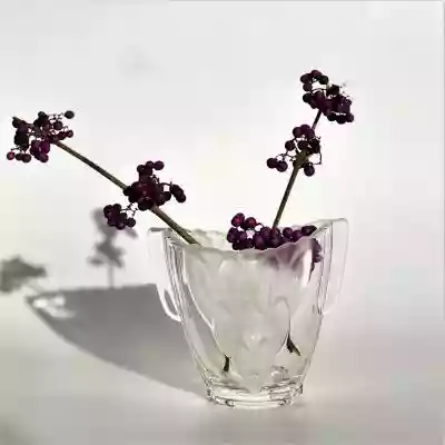 Szklany wazonik w stylu Art Deco,  transparentny,  ze wstawkami matowego szkła. Wyprodukowany przez Hermanova Hut/ Stolzle w Czechach w latach 30. XXw.  Wysokość: 8cm Szerokość: 9cm Rasowe,  unikatowe Art deco. Stan: bardzo dobry 