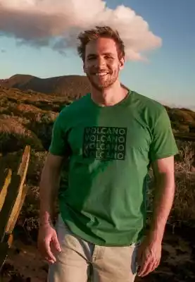 Czym się wyróżnia:
oddychający materiał: 100% bawełna 
gramatura 200 g/m2 
klasyczny krój 
półokrągły dekolt 
krótki rękaw 
nadruk Volcano 
detal Volcano 
kolor: zielony 
 
Męski t-shirt z grafiką Volcano 
Zielona koszulka z krótkim rękawem i na