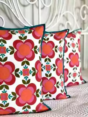 Poduszka Retro Flowers została uszyta z bawełnianej tkaniny,  wyprodukowanej w Niemczech w latach 60-70. Tkanina to 100% bawełna,  na której zostały nadrukowane kolorowe,  geometryczne wzory tworzące przeskalowane motywy roślinne charakterystyczne dla stylu pop-art i op-art. Poduszka jest 
