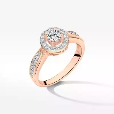 Prezentujemy wytworny złoty pierścionek zaręczynowy z brylantem. Ten niezwykle gustowny i pełny uroku krążek to świetny wybór dla kobiety,  która uwielbia lśnienie jubilerskich kamieni. Ofiarując go wraz ze swoją miłością,  trafisz wprost do serca ukochanej. Biżuteria ta gwarantuje zaręczy