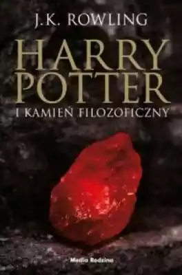 Pierwszy tom cyklu Harry Potter w poważnej,  dorosłej okładce. Harry Potter,  sierota i podrzutek,  od niemowlęcia wychowywany był przez ciotkę i wuja,  którzy traktowali go jak piąte koło u wozu. Pochodzenie chłopca owiane jest tajemnicą; jedyną pamiątką Harry`ego z przeszłości jest zagad
