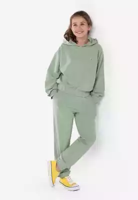 elastyczny materiał: 95% bawełna,  5% elastan
pętelkowa dzianina 
elastyczny pas z ozdobnym sznurkiem
z boku dwie kieszenie
mankiety nogawek zakończone elastyczną gumką
na nogawce detal Volcano
kolor: zielony jasny
Spodnie dresowe dziewczęce
Szukasz wygodnych spodni dresowych dla swoj