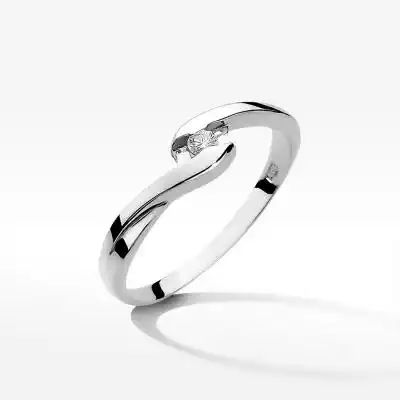 Oferujemy elegancki złoty pierścionek zaręczynowy z brylantem,  który zachwyci Twoją ukochaną. Jest stylowy i dopracowany w każdym szczególe. Jeśli szukasz krążka trwałego i ponadczasowo pięknego – wybierz tę propozycję. Wytrawni znawcy biżuteryjnego wzornictwa stworzyli model dla wymagają