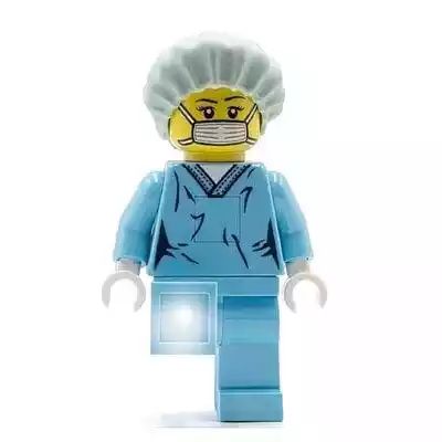 Latarka LEGO Chirurg to gadżet przeznaczony dla dzieci od 6 roku życia. Figura ma ruchome ręce i nogi,  w tylnej części znajduje się miejsce na włożenie baterii. Przyda się ona w awaryjnych sytuacjach i ułatwi przeszukanie plecaka czy otwarcie zamka w nocy. 1x bateria w zestawie. UWAGA: Pr