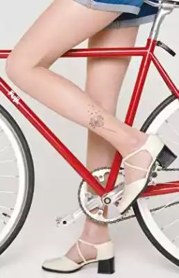 Cienkie rajstopy fantazyjne z modnym wzorem tatuażu na kostce to efektowny i stylowy sposób na zwrócenie uwagi na piękno Twoich nóg. Rajstopy są elastyczne,  lekkie,  idealnie dopasowują się do sylwetki,  dzięki czemu wzór tatuażu będzie doskonale przylegał do nogi.