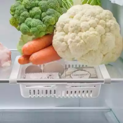 ﻿Jeśli na próżno szukasz miejsca w lodówce do przechowywania mniejszych owoców,  warzyw,  pudełek serka topionego,  masła czy jajek,  ten biały koszyk do lodówki pomoże Ci lepiej zorganizować przestrzeń.Wysuwana „szufladka” jest wyposażona w dwa uchwyty,  które wystarczy wsunąć na szklaną 