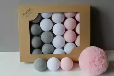 ﻿ Cotton Balls Soft Powder 20 szt. Delikatna i minimalistyczna kompozycja. Zestaw kolorów kul light pink,  white i stone.  Zestaw składający się z kolorowych kulek i kabla przeznaczony jest do samodzielnego montażu. Do każdego zestawu dołączona jst instrukcja montażu. Każdy kabel w zestawi