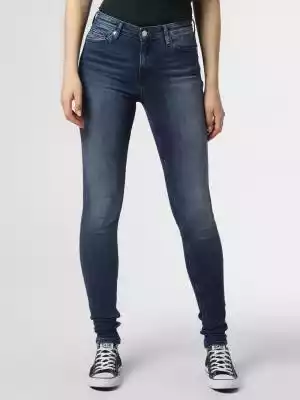 Nowoczesny styl basic do miejskich i kobiecych jeansowych stylizacji: jeansy skinny Nora marki Tommy Jeans.