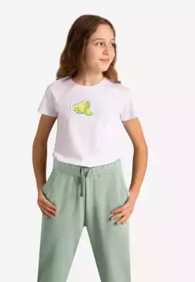 Czym się wyróżnia:
przewiewny materiał: 100% bawełna
krótkie rękawy
elastyczna gumka na dole
nadruk na piersi z limonką
półokrągły dekolt z lamówką
dostępna także w wersji dla dorosłych
kolor: biały
Dziewczęca koszulka z nadrukiem
Na letnią porę idealnie nadaje się T-shirt dziewczęcy T-LEM