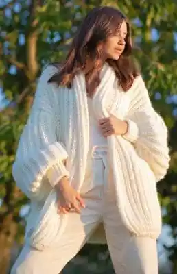 - stylowy kardigan damski
- fason oversize
- duże kieszenie
- obszerne rękawy zakończone ściągaczami
- idealny dla osób lubiących bardzo ciepłe swetry