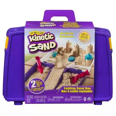 Piasek kinetyczny KINETIC SAND Walizka piasku To kreatywna zabawka dla dzieci w każdym wieku,  która przez wiele godzin zaangażuje do zabawy! Mogą zbudować zamek z piasku w domu,  zupełnie,  jak na plaży! Piasek kinetyczny nigdy nie wysycha ani nie twardnieje. Wygodna do przechowywania i t
