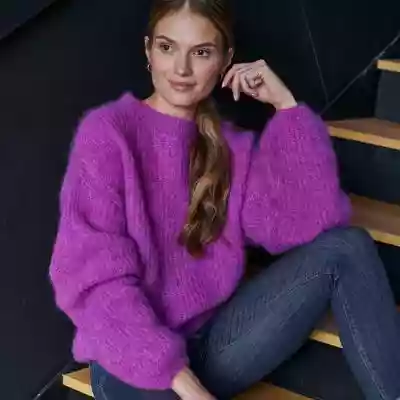 Fioletowy sweter damski: moherowy, overs Podobne : Sweter moherowy wełniany z dekoltem w serek kremowy - sklep z odzieżą damską More'moi - 2614