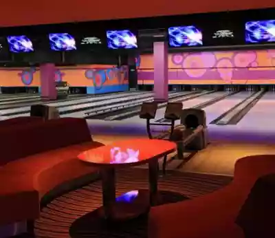 W Spin City znajdziesz,  aż 10 w pełni zautomatyzowanych torów bowlingowych gwarantujących zakręconą rozrywkę.Dla osób,  które pierwszy raz stykają się z grą w kręgle,  umożliwiamy zasięgnięcie fachowych,  bezpłatnych porad u pracowników kręgielni,  którzy nie tylko dokładnie wytłumaczą za