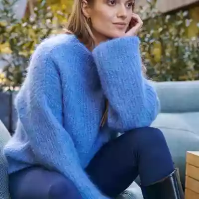 Ciepły niebieski sweter damski    Pokochałaś   Kardigany Frizzy  ? Przed Tobą ich bliźniaczy model: dostępny w sześciu kolorach   Sweter Frizzy  ,  a konkretnie sweterek damski niebieski: Azure. Zarzuć go na siebie,  gdy temperatura za oknem nie rozpieszcza. Przekonaj się sama,  jaki jest 