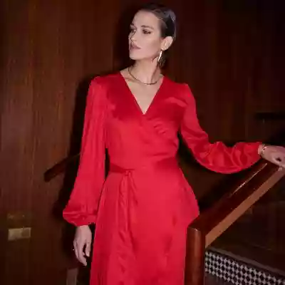 Czerwona sukienka kopertowa krótka z wis  wyglada