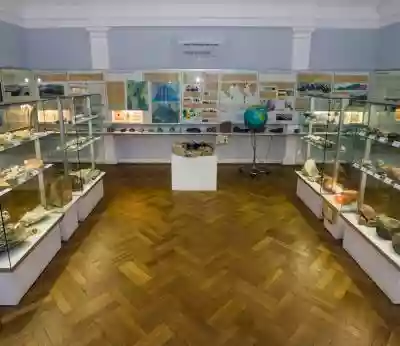 Główna sala budynku wystaw stałych poświęcona jest geologii dynamicznej i przedstawia najważniejsze zjawiska i procesy kształtujące oblicze Ziemi. Celem ekspozycji jest wyjaśnienie przebiegu procesów zachodzących pod wpływem zewnętrznych czynników geologicznych takich jak: wietrzenie,  ero
