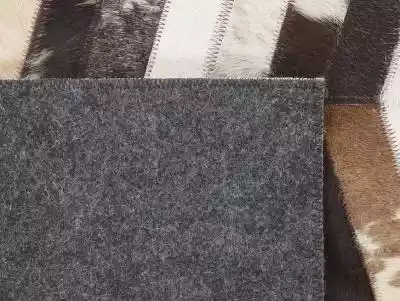 ﻿ Dywan patchwork skórzany 140 x 200 cm brązowo-biał Przystrój swoją przestrzeń w oryginalny sposób dzięki temu skórzanemu dywanowi. Brązowe,  czarne i białe elementy,  gładkie i w łaty,  zostały precyzyjnie zszyte,  by stworzyć modny wzór jodełki. Ten delikatny,  lecz wytrzymały chodnik j
