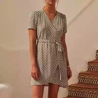 Sukienka kopertowa krótka ze wzorem w rą wzorem