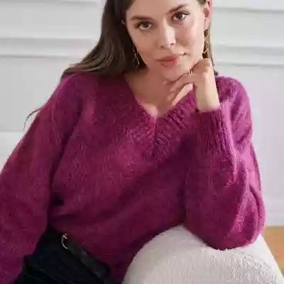 Wełniany sweter w niezwykłym fioletowym kolorze z dekoltem w serek.     Wełna,  z której wykonany jest sweter to połączenie wełny z Alpaki oraz Moheru.    Sweter będzie idealnym otuleniem w chłodniejsze dni.    Noś na zwiewne sukienki,  do spódnic,  czy spodni,  a  niespotykany kolor ożywi